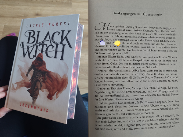 Das zweigeteilte Bild zeigt links ein Foto des Buchs "Black Witch, Erkenntnis". Auf dem weißen Hintergrund des Covers ist eine rostrot gekleidete breitschultrige Gestalt zu sehen, die auf den Betrachter zukommt. Die Gestalt ist geheimnisvoll verhüllt. Auf der rechten Seite ist die Danksagung der Übersetzerin abfotografiert.